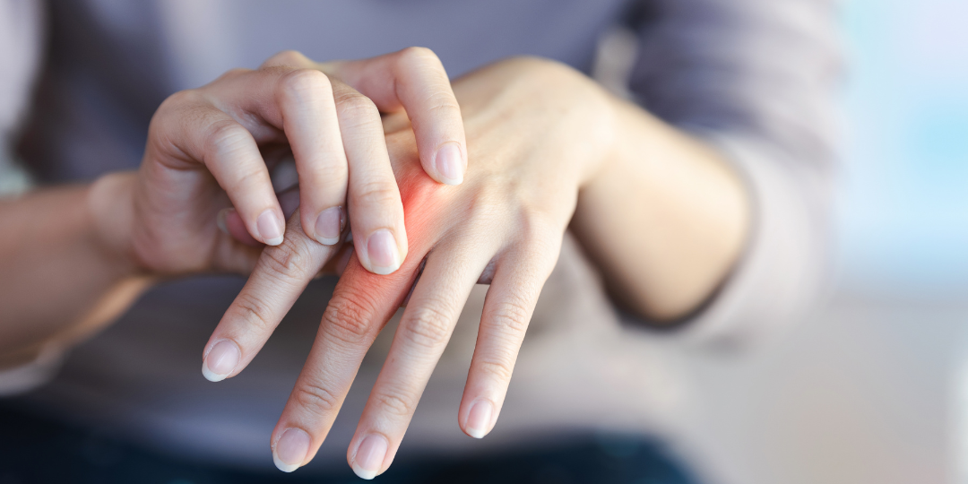 Image de mains souffrant d’inflammation chronique liée à l’arthrite